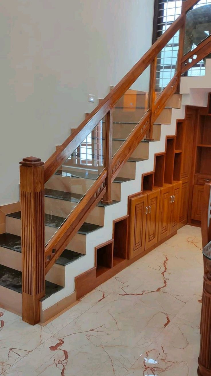 Cầu thang kính tay vịn gỗ